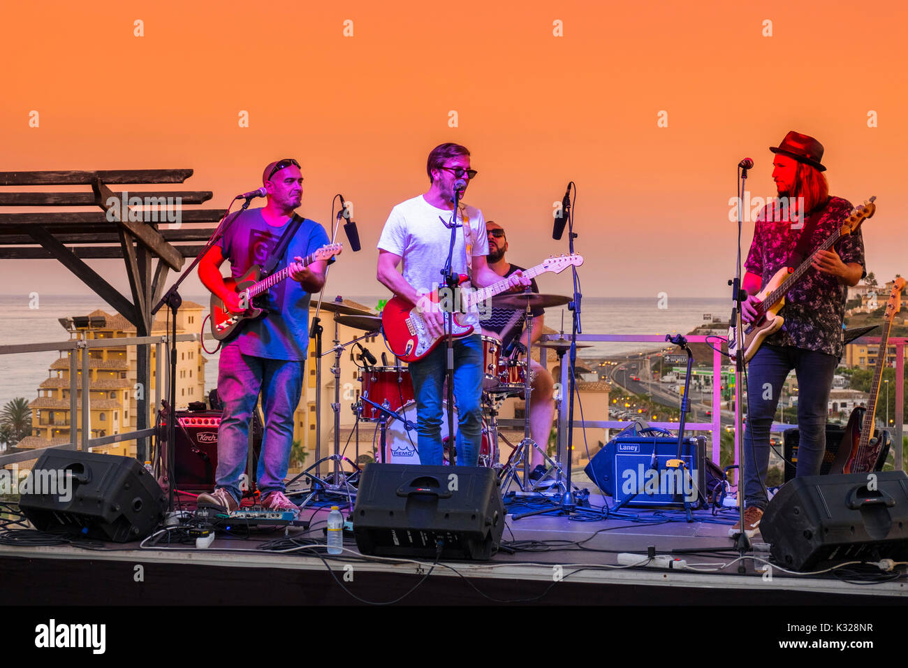Band esegue la musica rock concert. Fuengirola Castello, Provincia di Malaga. Costa del Sol, Andalusia Spagna meridionale, Europa Foto Stock