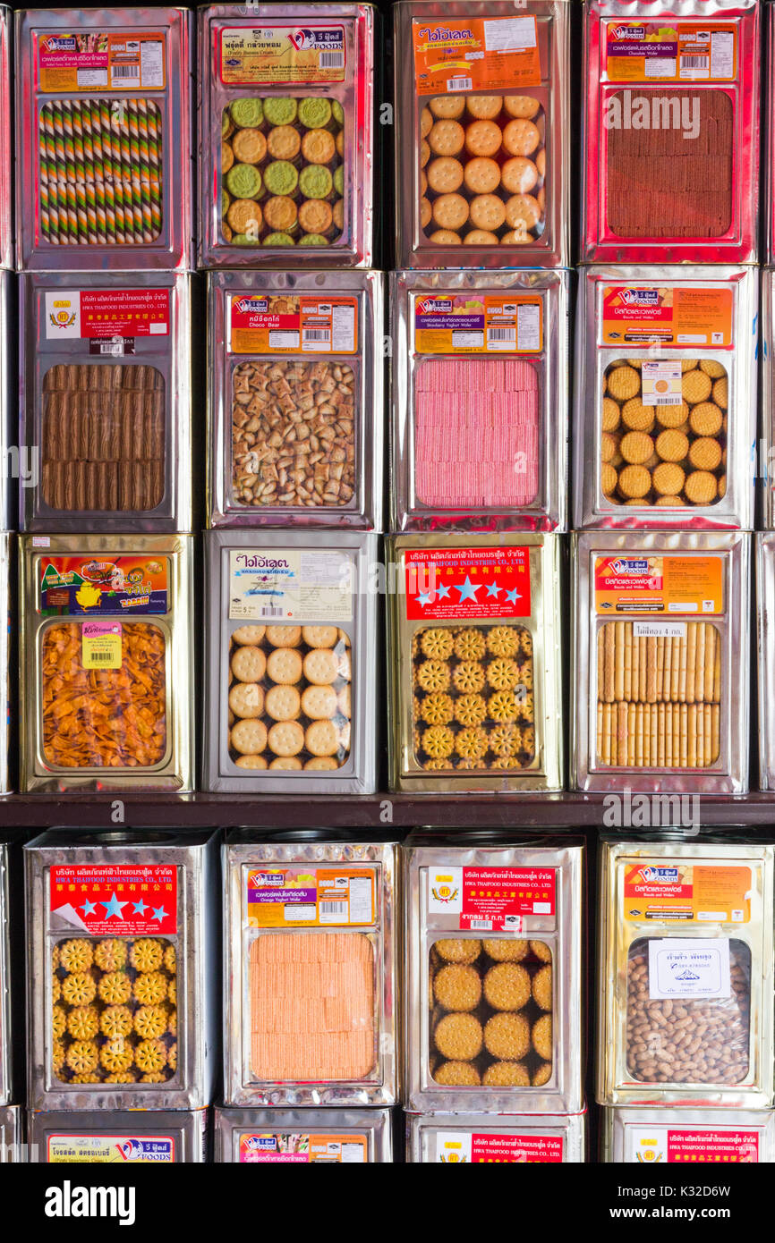 Barattoli e vasetti di biscotti sugli scaffali Foto Stock