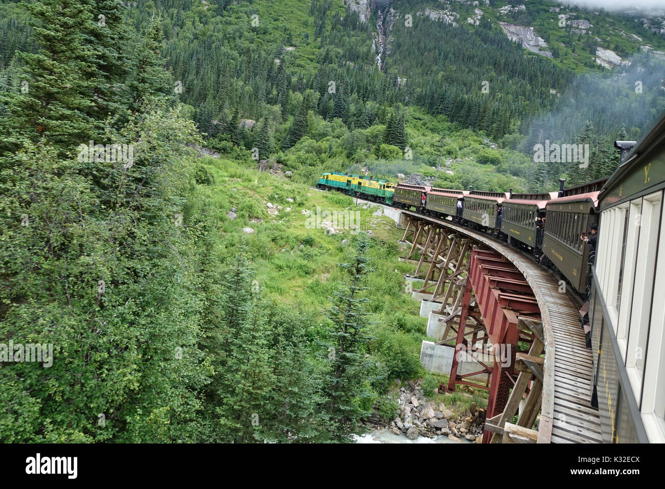 Pass bianco Scenic Railway - Questo Skagway expedition combina avventura, visite turistiche e la storia entro i confini di una annata carrozze passeggeri. Foto Stock