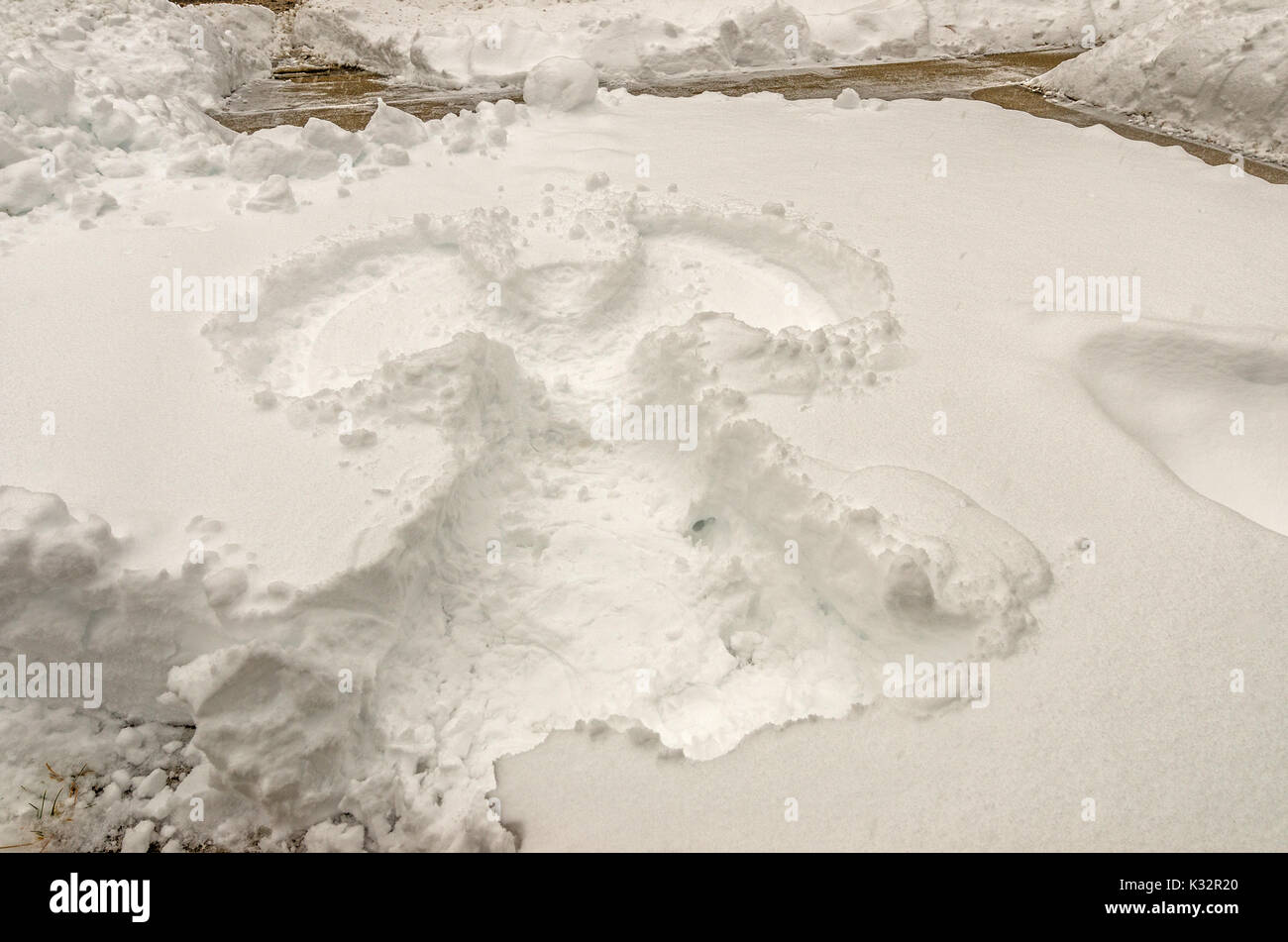 Angelo di Neve fatta da un adulto che non ha potuto resistere alla neve fresca e di ricordi. Foto Stock