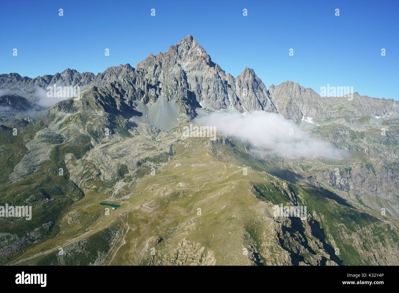 VISTA AEREA. Faccia nord-orientale di Monteviso o Monviso (quota: 3841m asl). Oncino, Provincia di Cuneo, Piemonte, Italia. Foto Stock