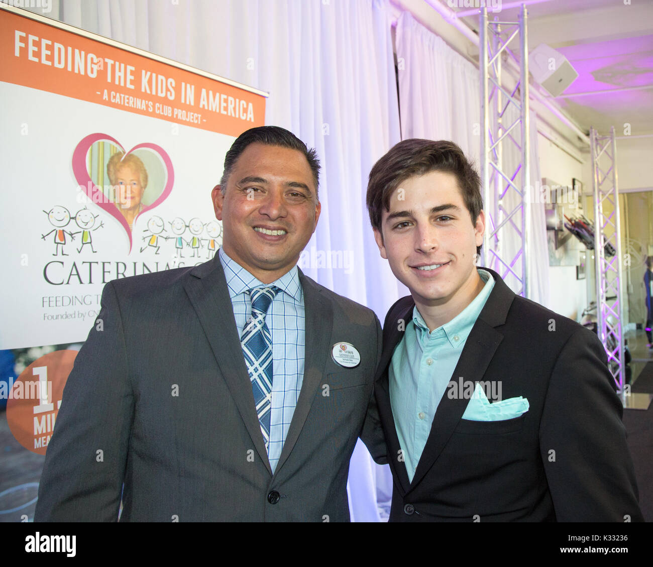 Tustin, California, Stati Uniti d'America. 27 agosto, 2017. sylvano ibay, general manager per l'Anaheim white house restaurant, e l'attore gonzalo Martin. Foto Stock