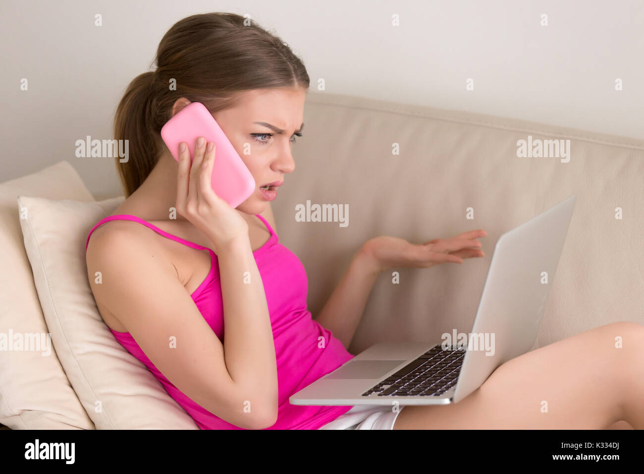 Signora chiamando il servizio di supporto a causa del bug di app Foto Stock