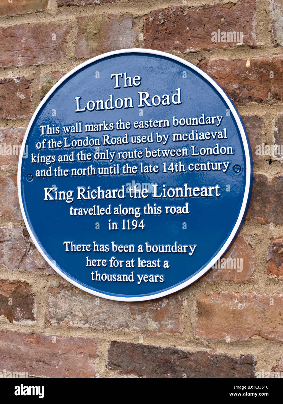 Storico parete metallica placca che indica che il percorso della vecchia strada di Londra in melton mowbray utilizzato da re Riccardo Cuor di Leone nel 1194. Foto Stock