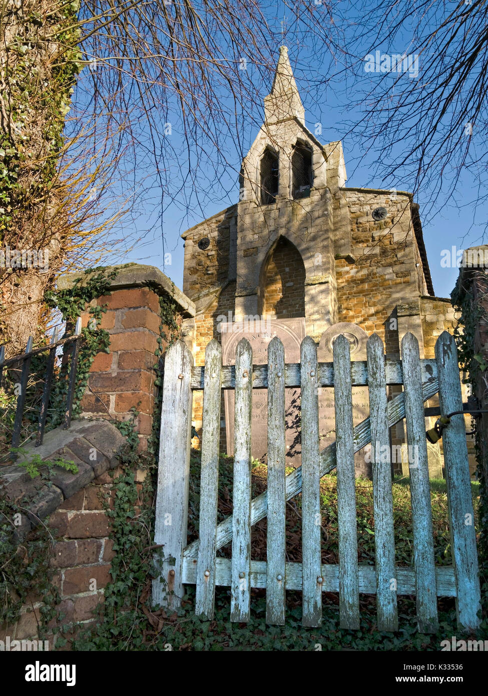 Bianco antico di legno verniciato picket gate al St James Church, burton lazars, leicestershire, Regno Unito. Foto Stock