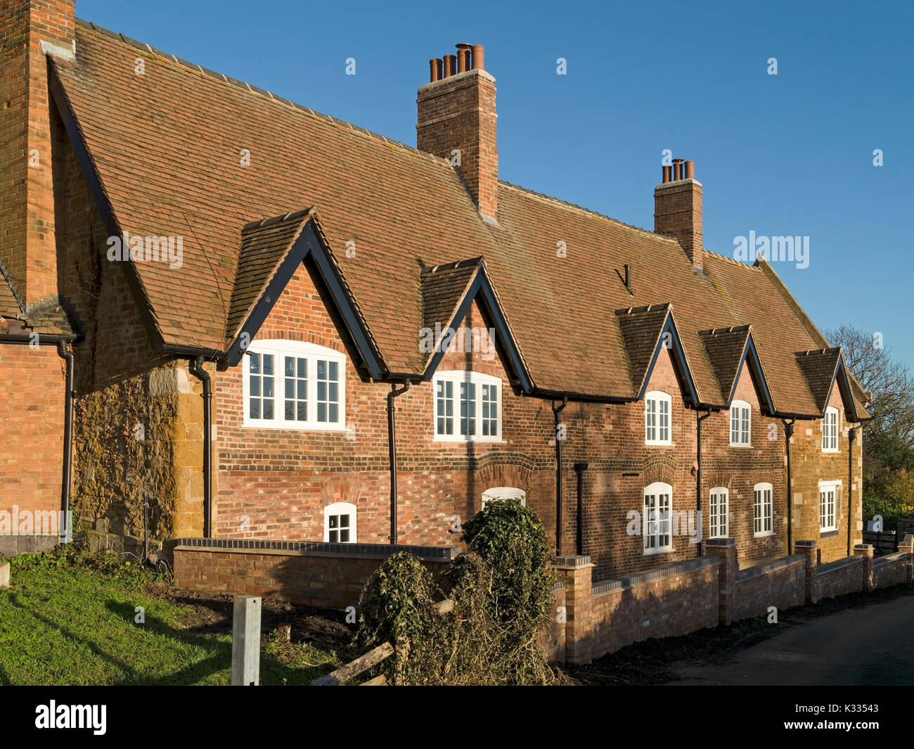 Fila di vecchio rosso mattone cottages, peperoni farm, burton lazars, leicestershire, England, Regno Unito Foto Stock