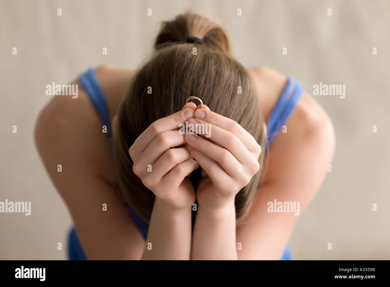 Donna con cuore spezzato tenuta anello di nozze Foto Stock