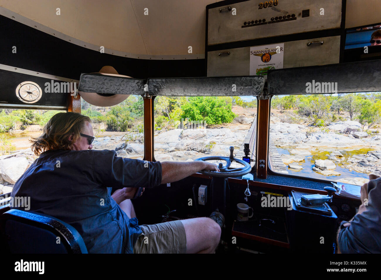 Driver del Savannahlander storico treno, estremo Nord Queensland, FNQ, QLD, Australia Foto Stock
