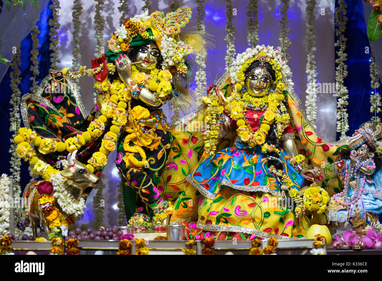 Statue ISKCON all interno di un tempio indù di Leicester gestito dalla Società internazionale per la Coscienza di Krishna Foto Stock