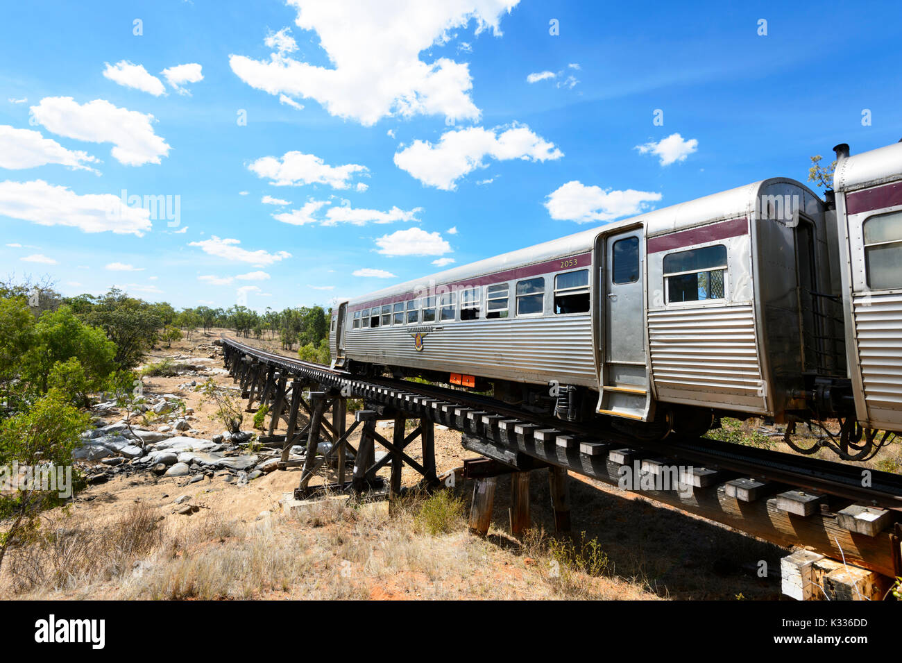 Treno storico Savannahlander che attraversa il ponte Einasleigh, Queensland, Queensland, Queensland, Australia Foto Stock