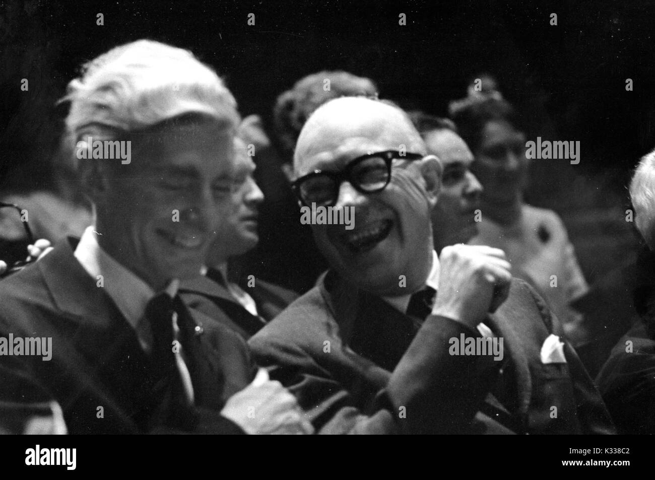 Candida fotografia di American Educational Amministratore e Presidente della Johns Hopkins University Milton S. Eisenhower (destra) parlando e ridendo, 1969. Foto Stock