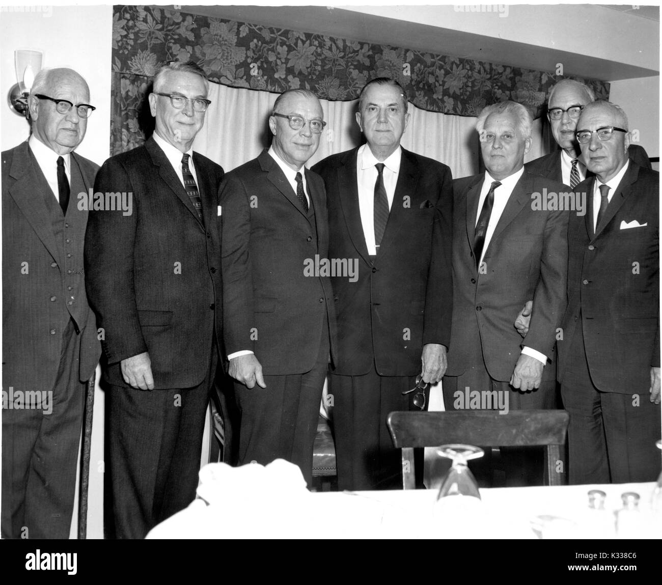 Un gruppo permanente ritratto di (da sinistra a destra) Membri del Congresso degli Stati Uniti Harold Ostertag, imprenditore e membro del congresso James Auchincloss, Presidente della Johns Hopkins University Milton S. Eisenhower, dal congressista John Crane Kunkel, dal congressista Charles Jonas, ritratto pittore Bjorn Egeli, e Lewis Breuninger, Presidente del repubblicano del comitato delle finanze del Distretto di Columbia, 1966. Foto Stock