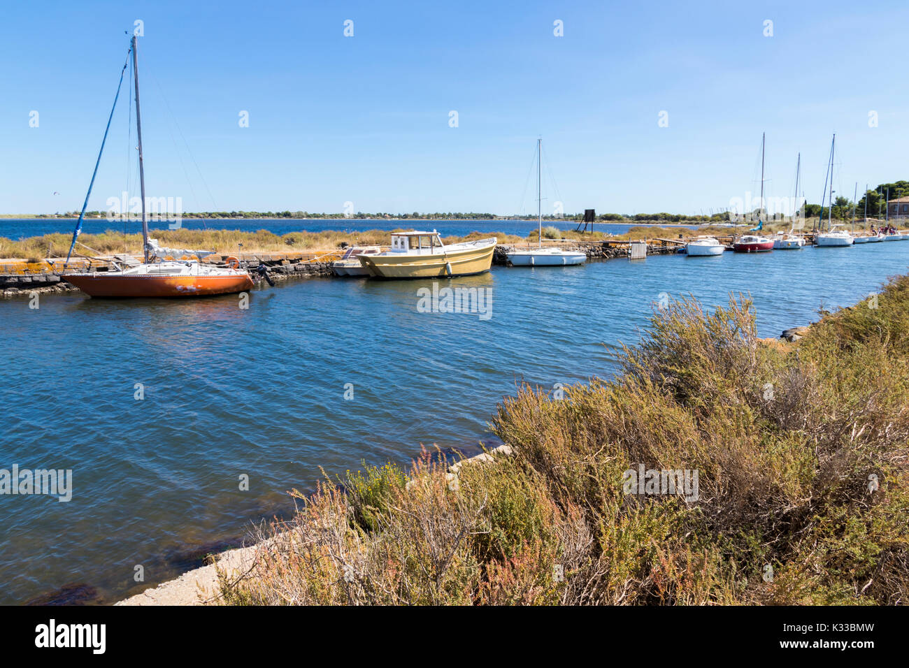 Barche in Canal du Midi a Les Onglous. Un sito del Patrimonio Mondiale. Agde, Francia Foto Stock