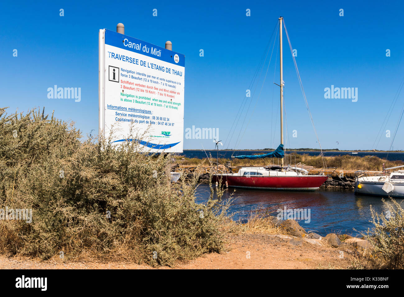 Barche in Canal du Midi a Les Onglous. Un sito del Patrimonio Mondiale. Agde, Francia Foto Stock