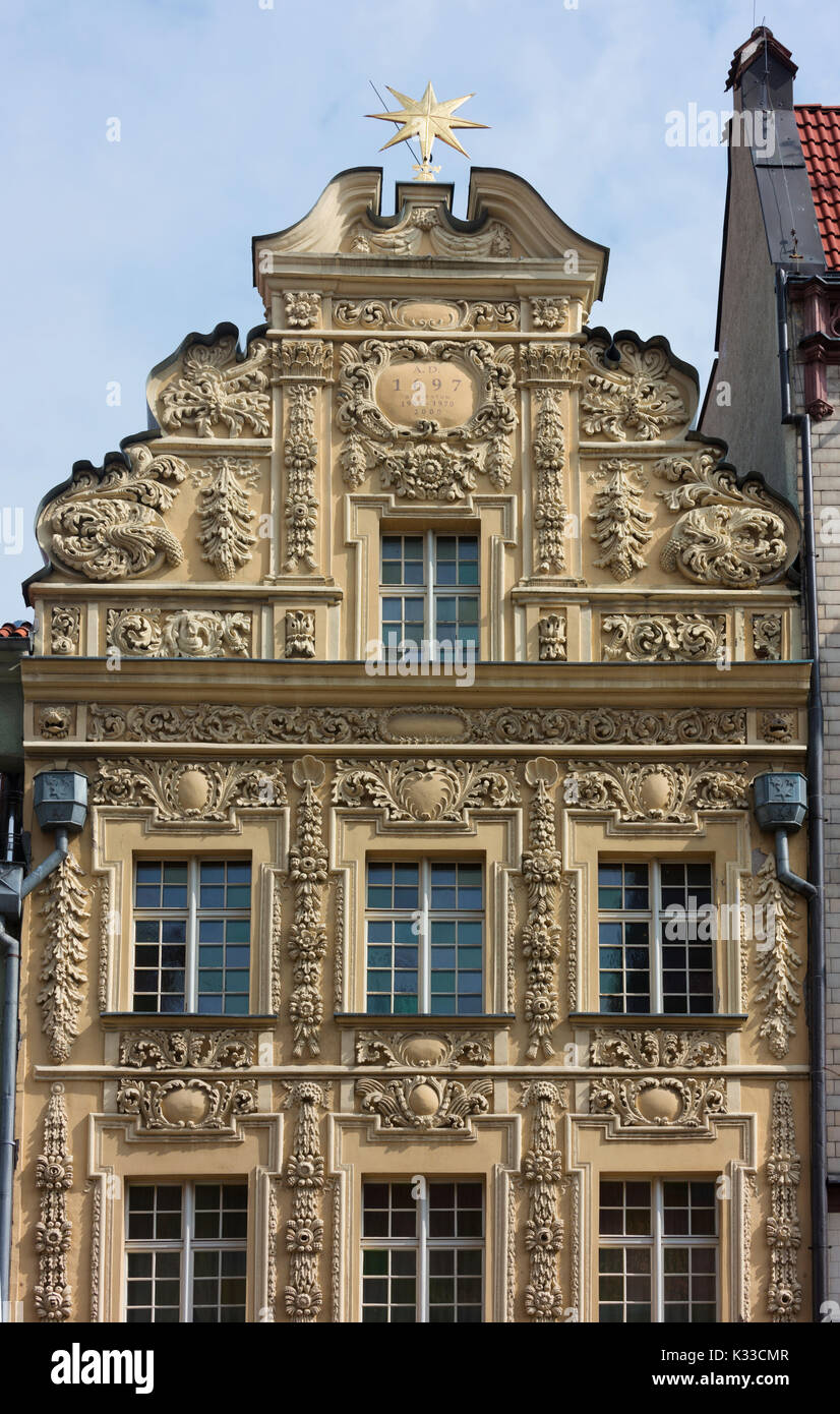 La facciata della casa della stella a torun la piazza principale ed è considerato uno dei migliori esempi di un facoltoso burgher's house. Foto Stock