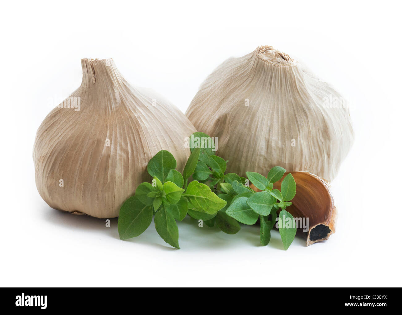 Tutta la lampadina di casa nero fermentato aglio con chiodi di garofano, ultima meraviglia cibo ,ricco di antiossidanti, vitamine e minerali. Isolato su sfondo bianco Foto Stock