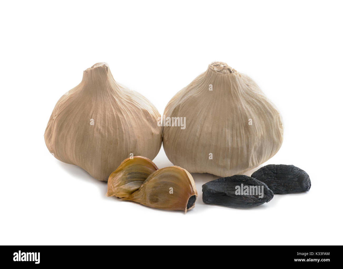 Tutta la lampadina di casa nero fermentato aglio con chiodi di garofano, ultima meraviglia cibo ,ricco di antiossidanti, vitamine e minerali. Isolato su sfondo bianco Foto Stock