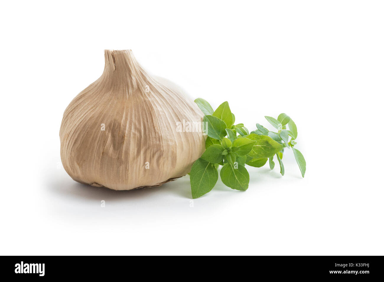 Colpo dettagliata di una singola lampadina di casa nero fermentato aglio. Ultima meraviglia cibo ,ricco di antiossidanti, vitamine e minerali. isolato su un bianco ba Foto Stock