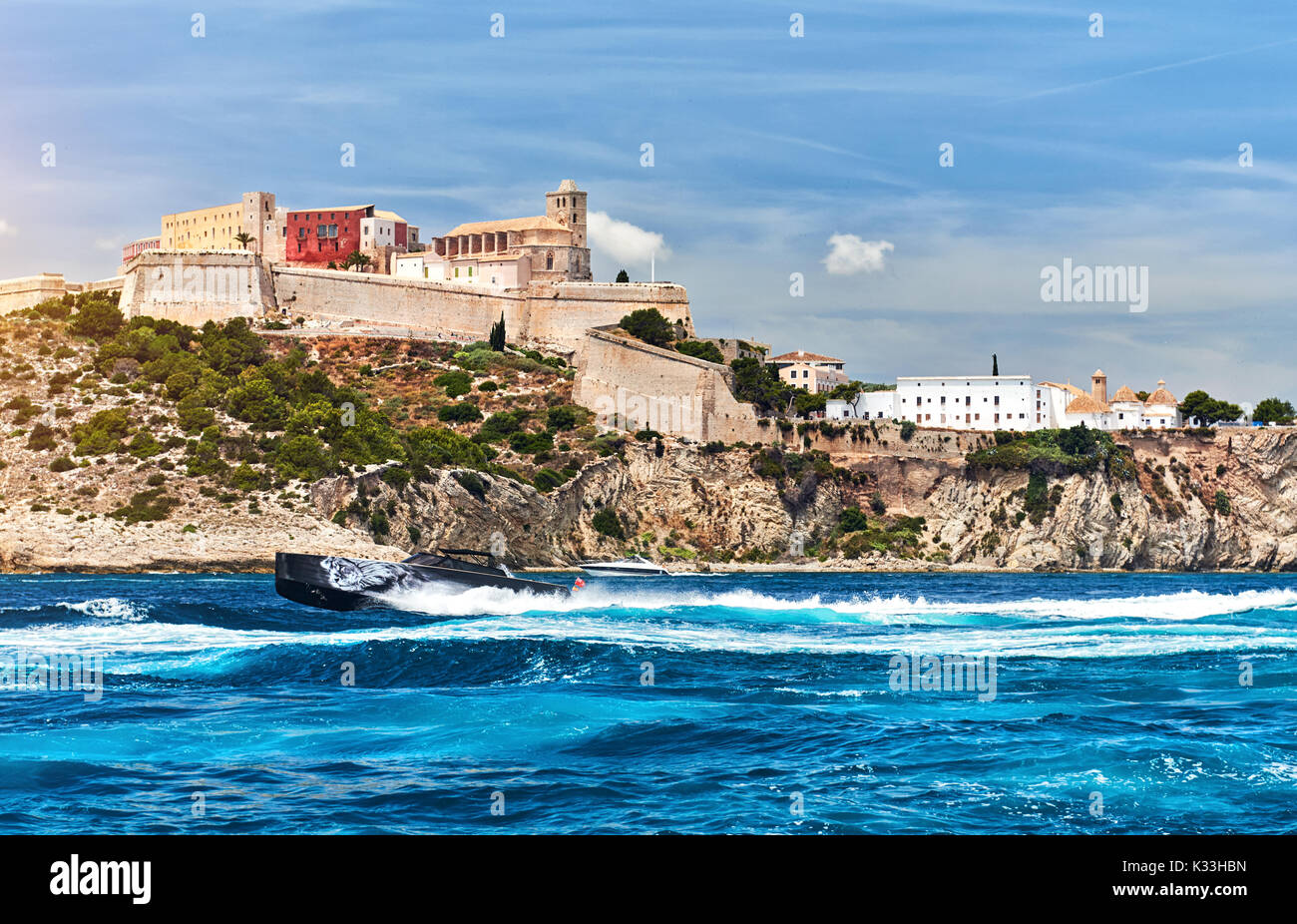 Ibiza, Spagna - 10 Giugno 2017: vista sul famoso Castello di Ibiza Dalt Vila e motoscafo. Ibiza, Isole Baleari. Spagna. Foto Stock