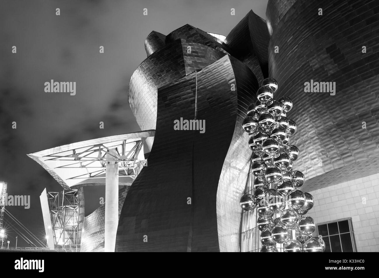 BILBAO - 21 Luglio: vista esterna del Museo Guggenheim Bilbao, Museo di arte moderna e contemporanea progettato da Canadian-American architetto Fra Foto Stock