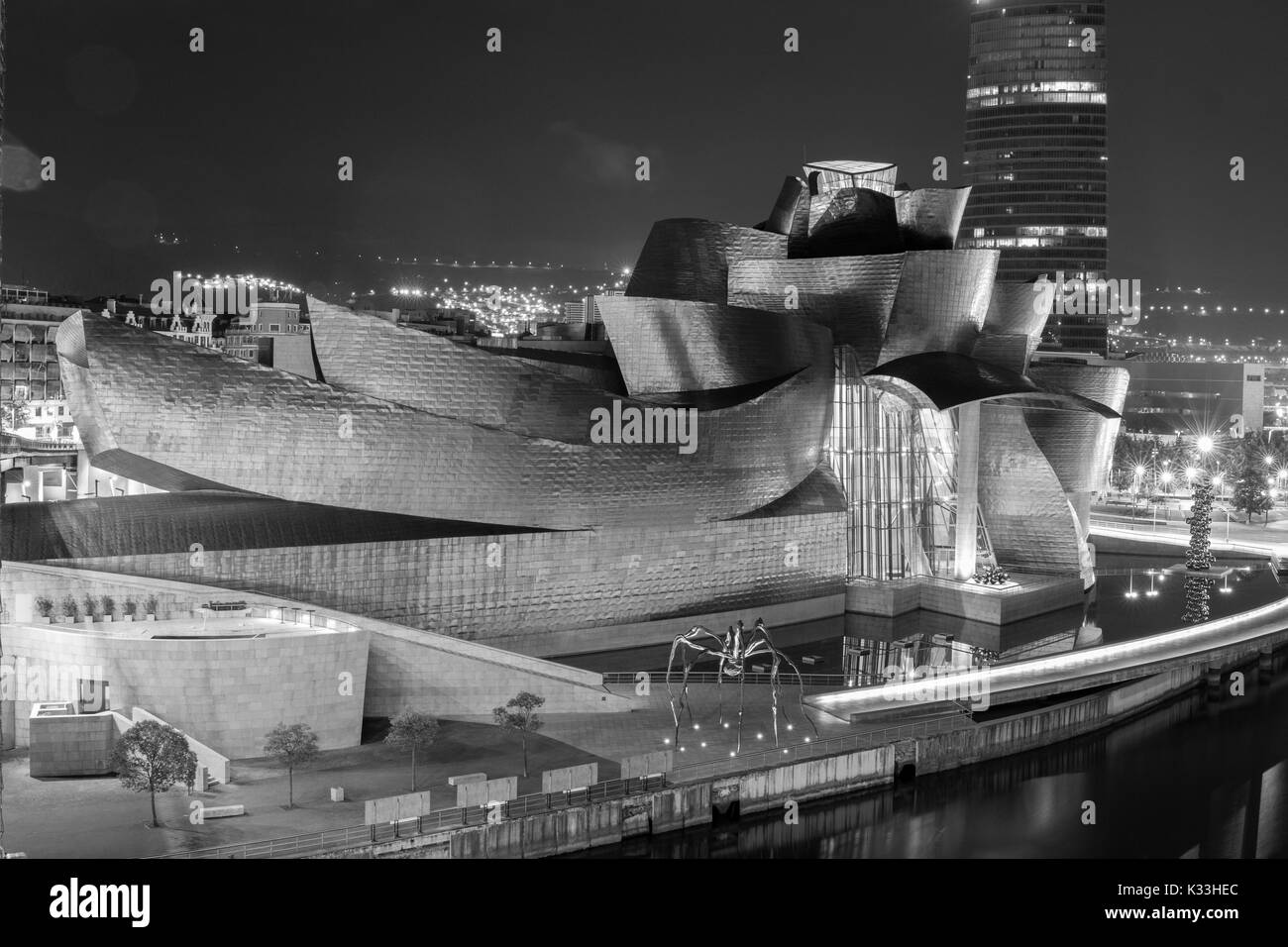 BILBAO - 21 Luglio: vista esterna del Museo Guggenheim Bilbao, Museo di arte moderna e contemporanea progettato da Canadian-American architetto Fra Foto Stock