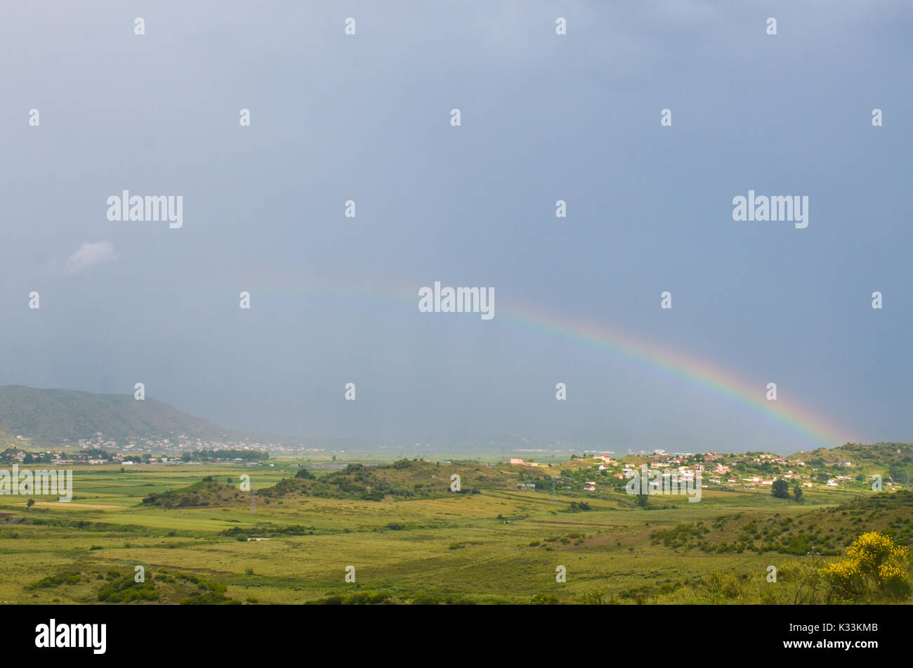 Rainbow vicino Argirocastro, Albania Foto Stock