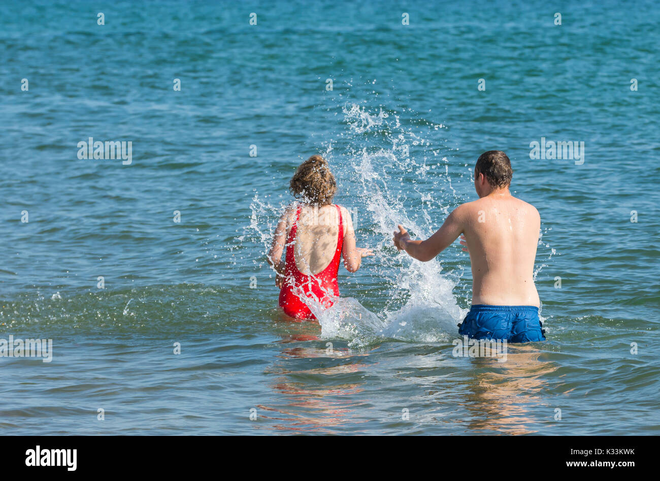 Paio di schizzi e divertirsi in mare in un caldo giorno d'estate. Foto Stock