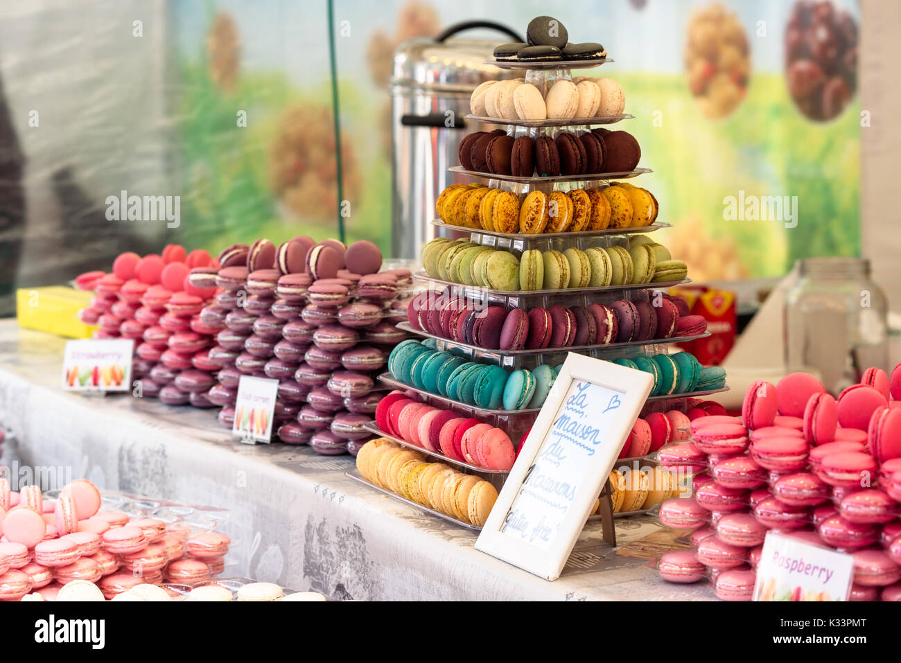 Kristiansand, Norvegia - 16 agosto 2017: Travel documentario di strada del mercato. Macaron colorati a supporto del mercato. Segni raccontano di sapore. Foto Stock