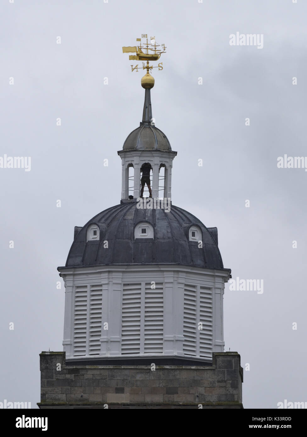 Il legno ottagonale cupola sulla torre della chiesa cattedrale di San Tommaso di Canterbury, Portsmouth Cattedrale con la sua nave banderuola. Foto Stock