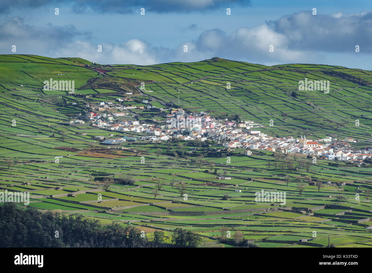 I campi agricoli con case nell'isola di Terceira nelle Azzorre Foto Stock