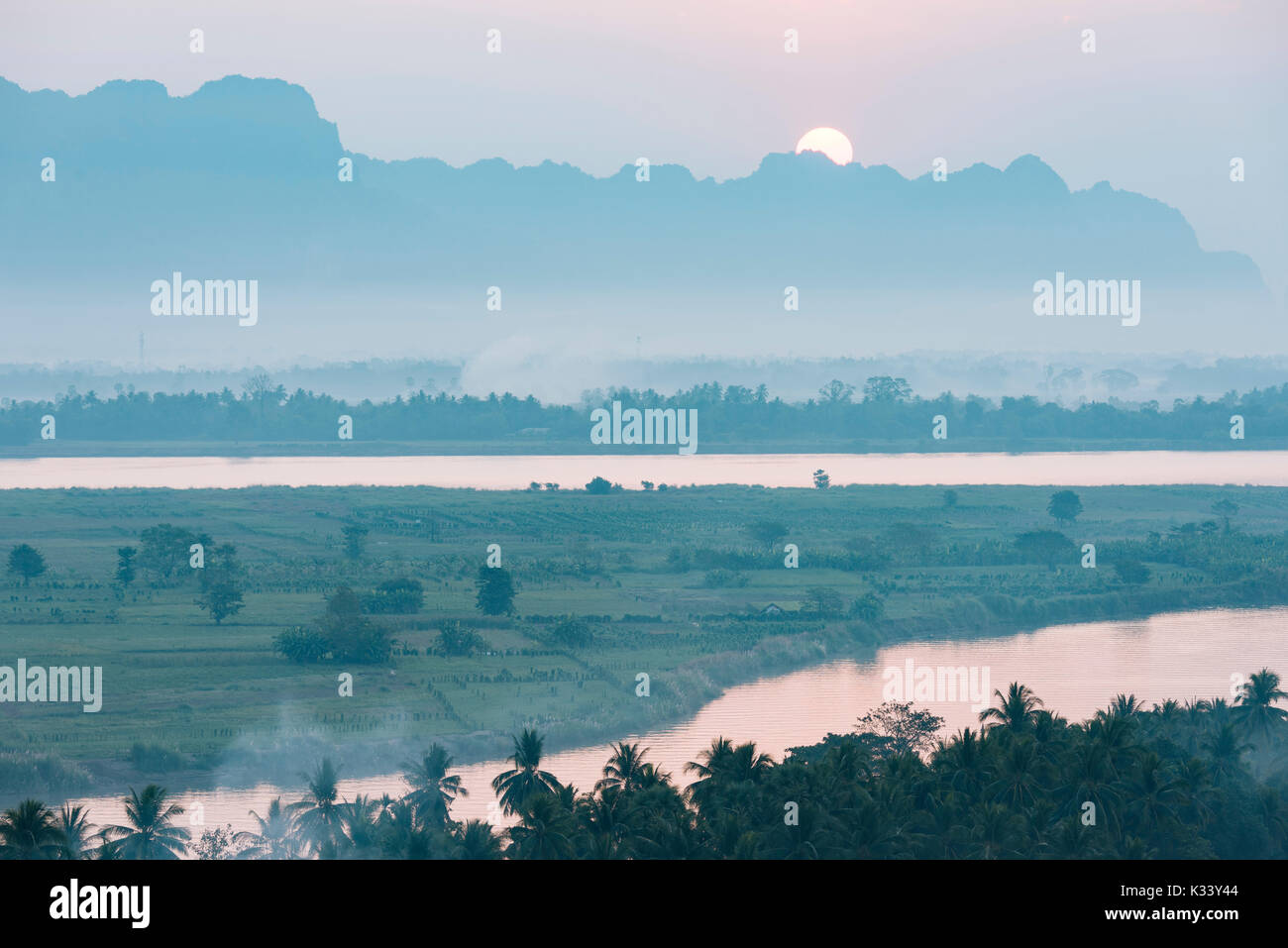 Vista dalla Pagoda di Kaw Gon all'alba, hPa-an, stato di Kayin. Myanmar, Asia Foto Stock