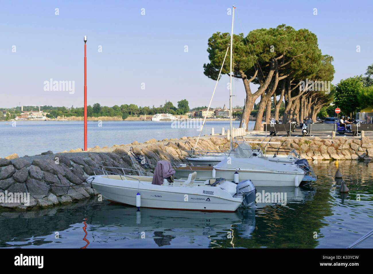 Marina in riva al lago di garda, Italia Foto Stock