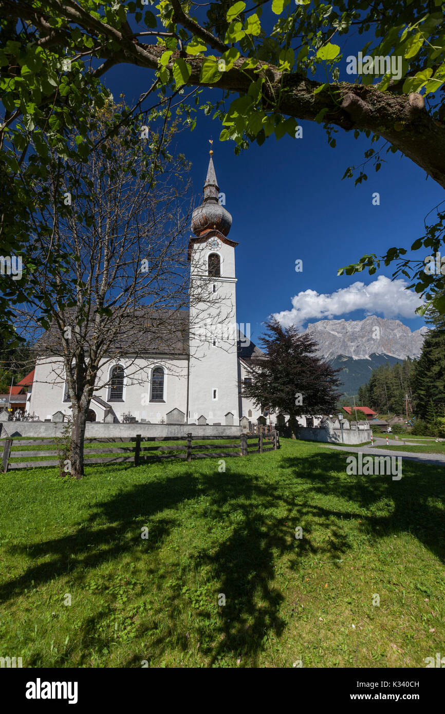 Tipica chiesa del villaggio alpino circondato da vette e boschi Garmisch Partenkirchen Oberbayern regione Baviera Germania Europa Foto Stock
