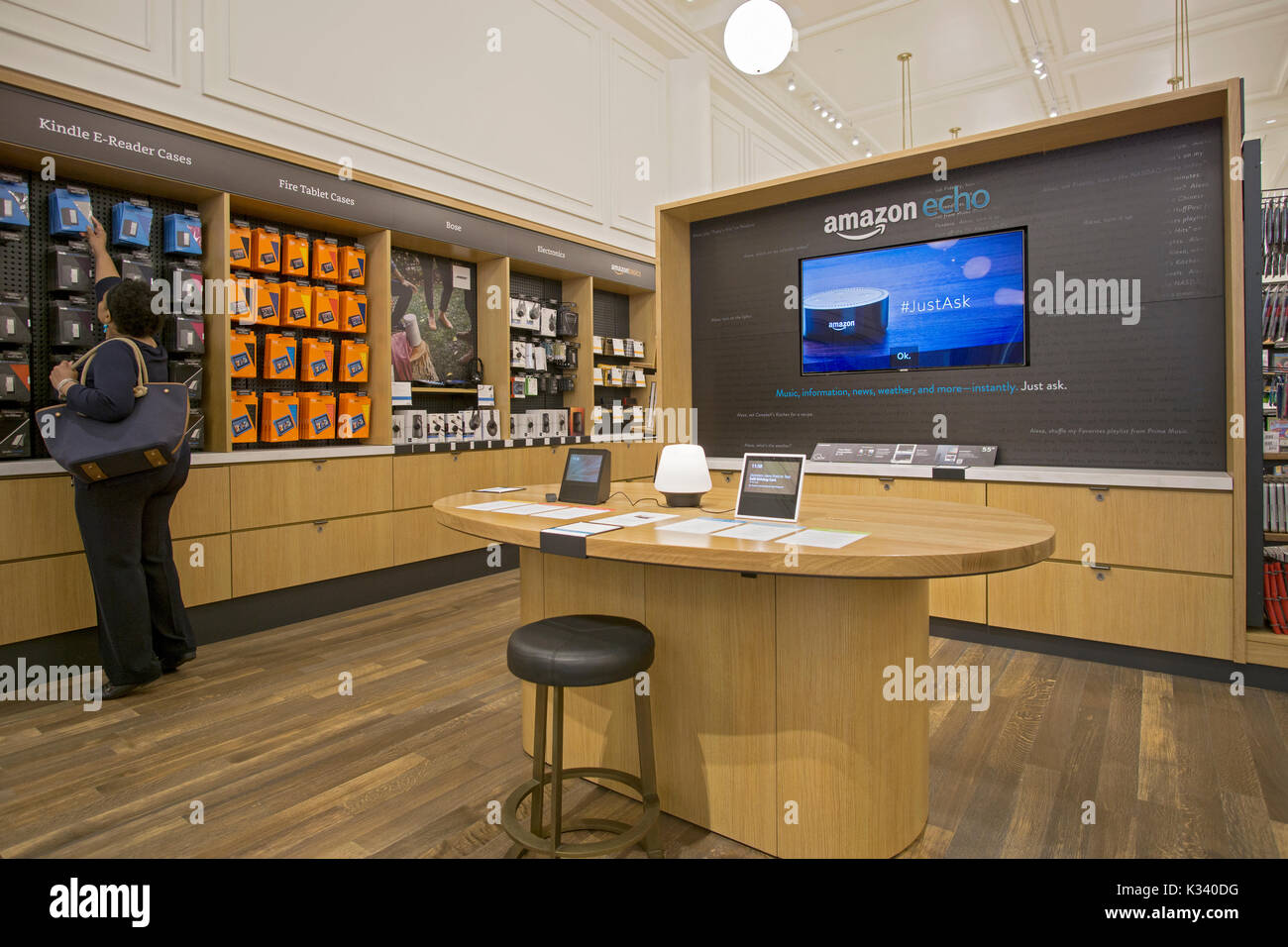 La recente apertura di Amazon Book Store su W. 34th Street in Manhattan, un raro Amazon mattone e mortaio store. Foto Stock