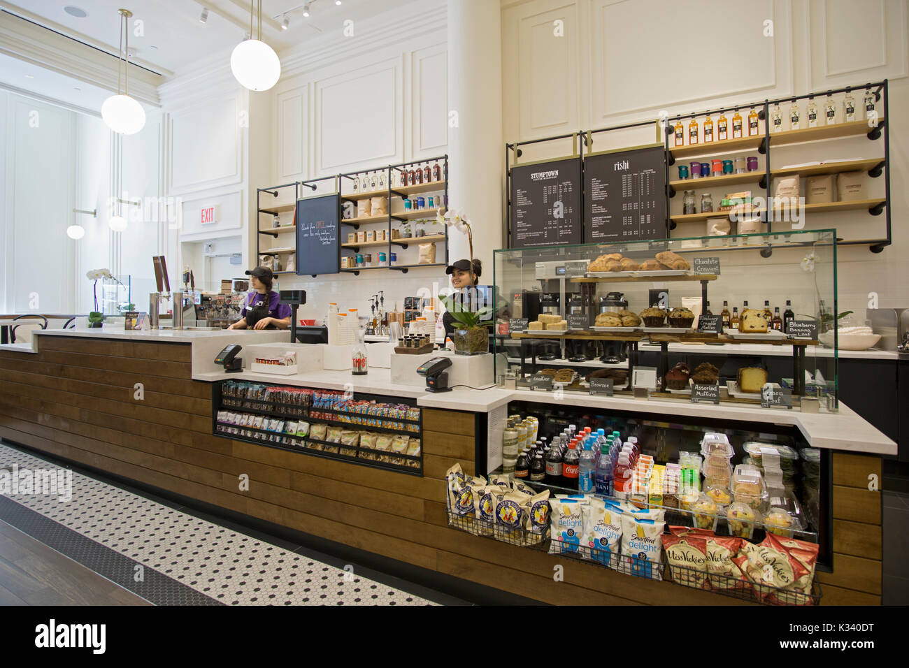 Lo snack contatore interno alla recente apertura di Amazon Book Store su W. 34th Street in Manhattan, un raro Amazon mattone e mortaio store. Foto Stock