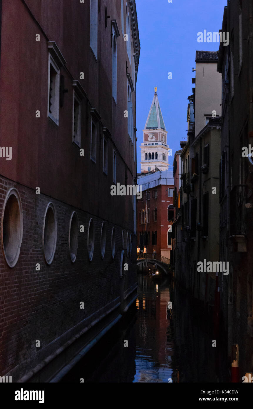 Rio de San Salvador e campanile di San Marco, Venezia, Italia Foto Stock