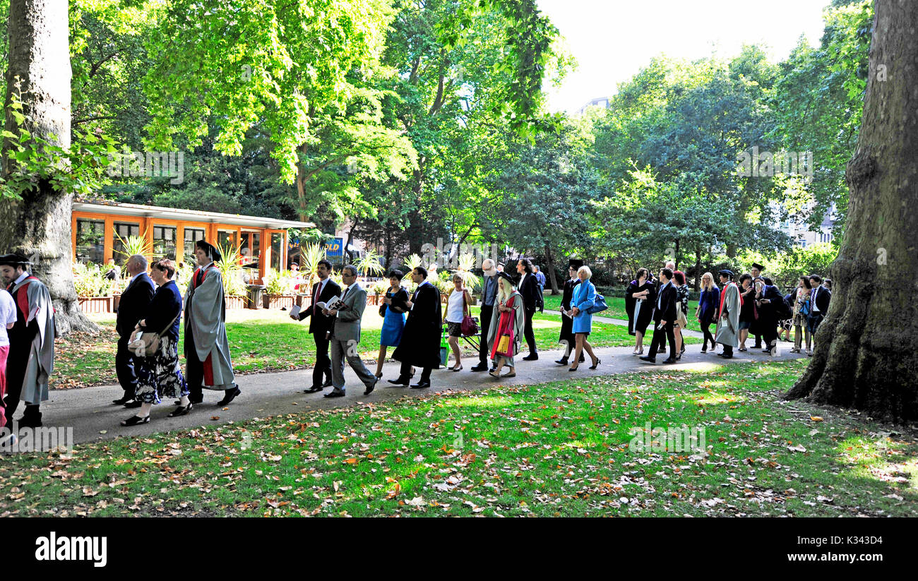 Londra REGNO UNITO 31 Agosto 2017 - University College London UCL gli studenti di Russell Square Gardens prima cerimonia di laurea fotografia scattata da Simon Dack Foto Stock