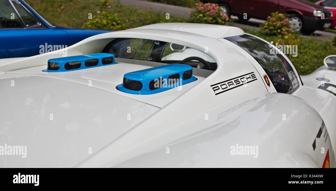 Porsche 910/8 Coupé, Carrera 10, a historic car show Foto Stock