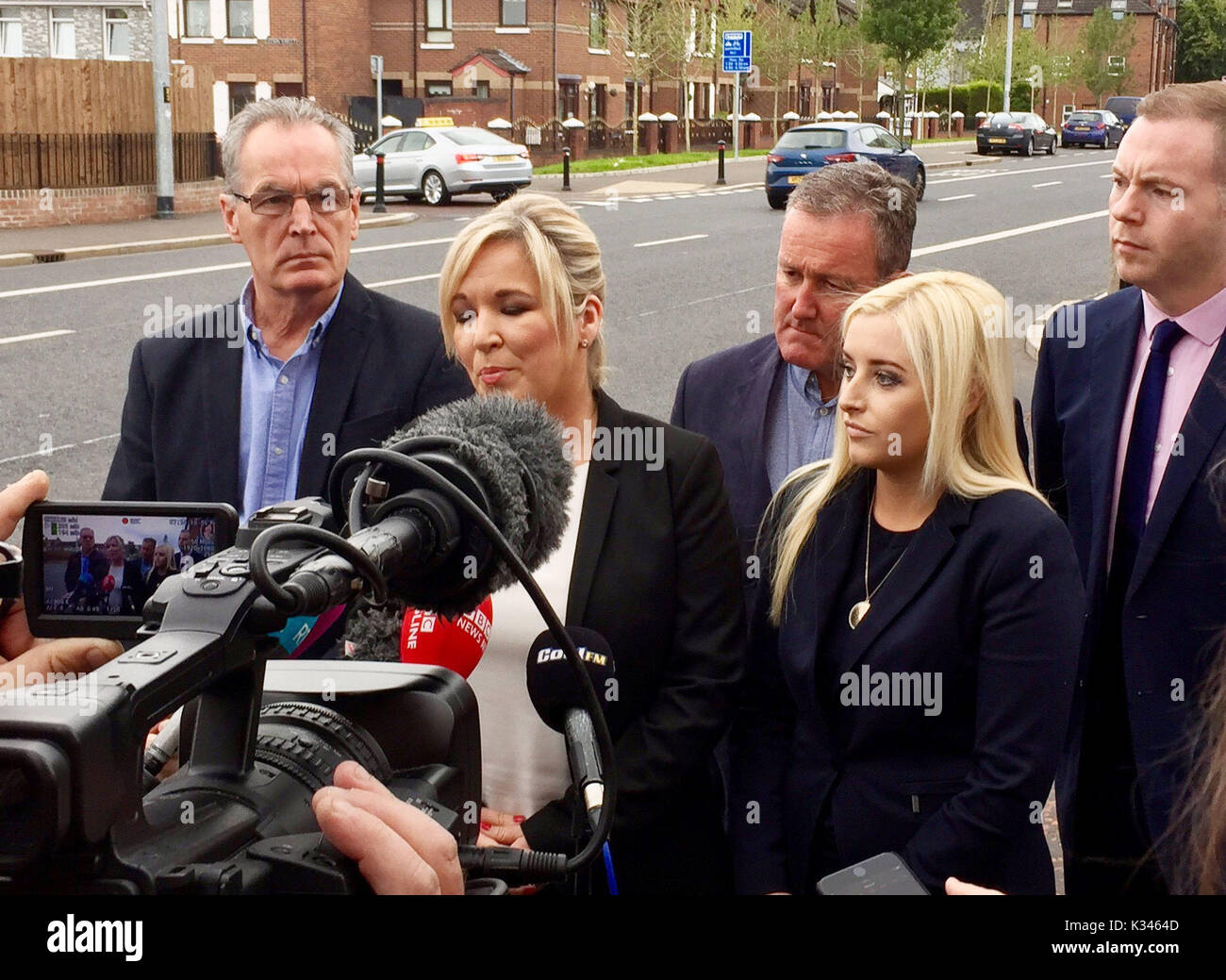 Leader repubblicano Michelle O'Neill (seconda a sinistra) parla ai media nella parte occidentale di Belfast dopo il Sinn Fein ha respinto una DUP tentativo di ripristinare il gruppo e risolvere la divisione oltre le questioni culturali. Foto Stock