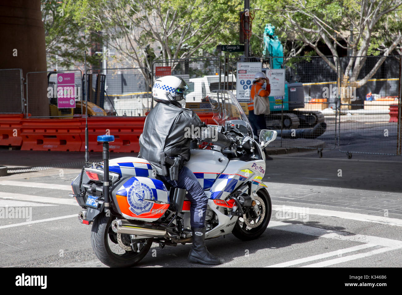 Nuovo Galles del Sud gli ufficiali di polizia a cavallo attraverso il centro cittadino di Sydney sulla polizia moto,Sydney , Australia Foto Stock
