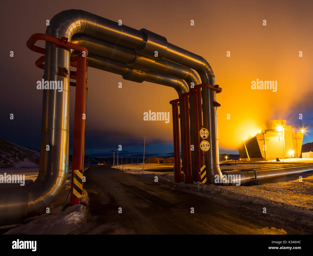 Tubazioni insolita a Krafla Impianto geotermico, Islanda Foto Stock