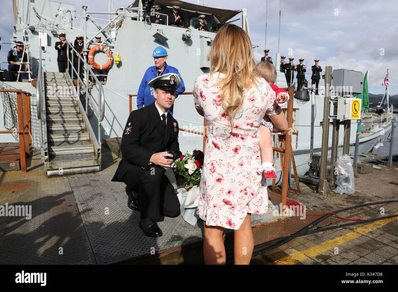 Petty Officer (Miniera Warfare) Mark Titman approda la nave prima di finire propone di Laura Campbell come equipaggio 1 che hanno trascorso gli ultimi sette mesi e mezzo il funzionamento del sistema HMS Penzance ritorna alla HM Base Navale Clyde dopo tre anni sulla distribuzione nel Golfo. Foto Stock