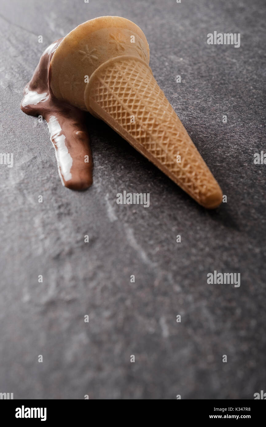 Cioccolato fondente cono gelato in una calda giornata estiva Foto Stock