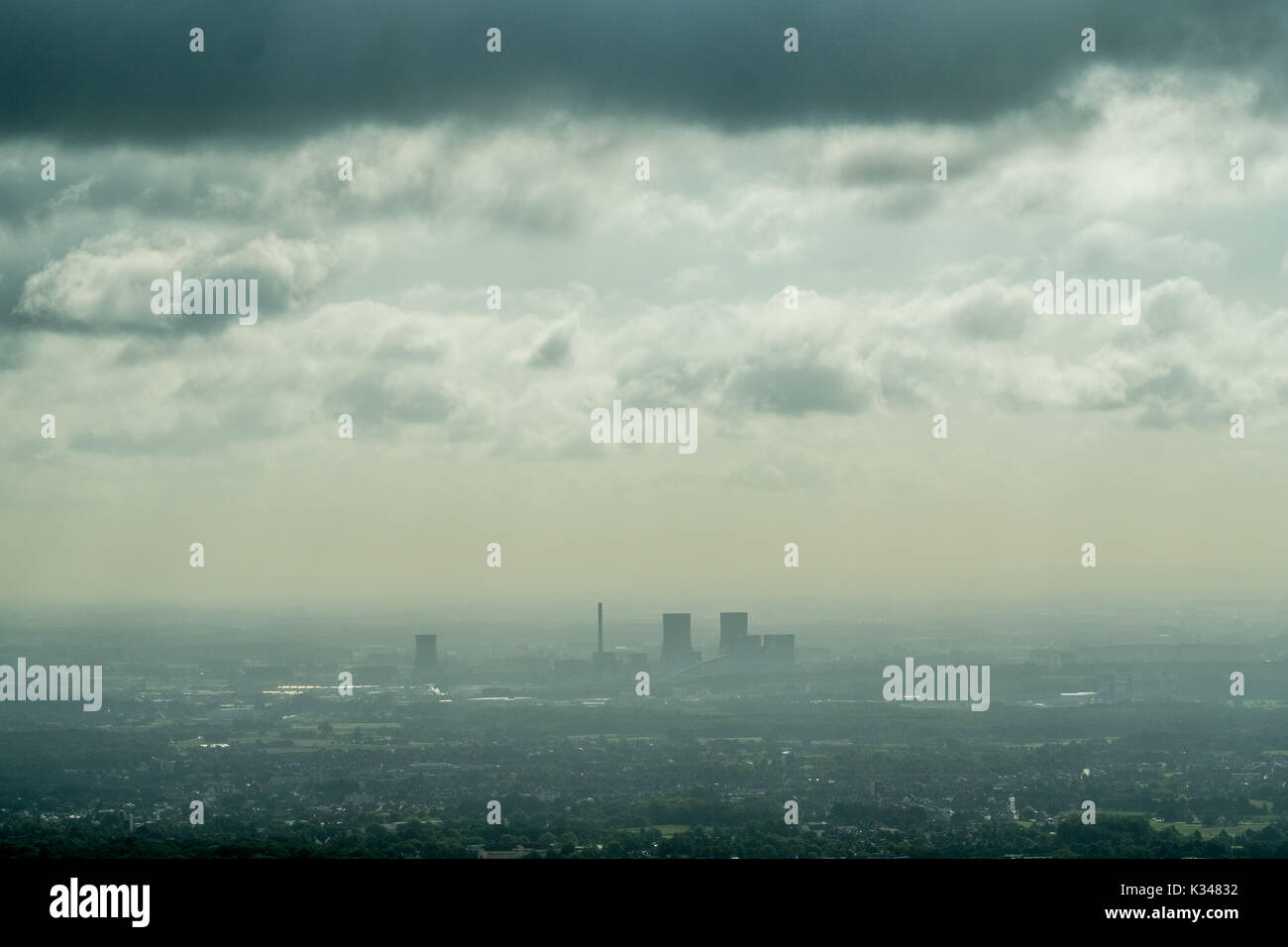 Kraftwerk Westfalen von Bockum-Hövel aus gesehen, Hamm,Dunkle Wolken über dem martello Kraftwerk, Nordrhein-Westfalen, Deutschland, Europa, Hamm, Lufta Foto Stock