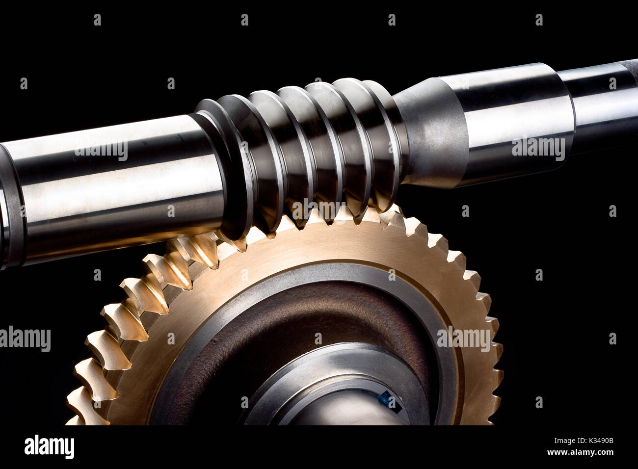 📝 didascalia (150 caratteri) primo piano di un sistema a vite senza fine che mostra vite senza fine in acciaio e ruota dentata in bronzo, utilizzata in macchinari a coppia elevata e mecha di precisione Foto Stock