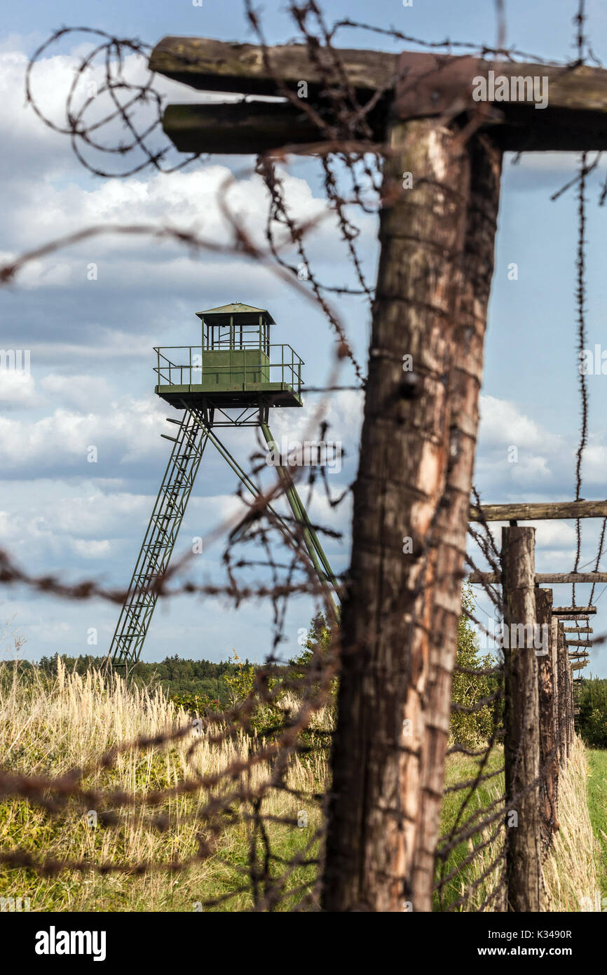 Il comunismo della Cecoslovacchia, ex cortina di ferro, rimane Guerra fredda, torre di guardia sui resti della linea di confine della cortina di ferro originale, Cizov Repubblica Ceca Foto Stock