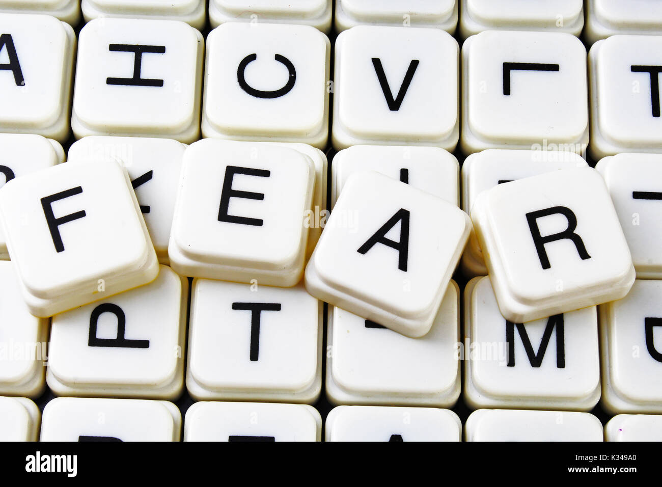 La paura di testo parola cruciverba. Lettere dell'alfabeto blocchi texture di gioco dello sfondo. Foto Stock