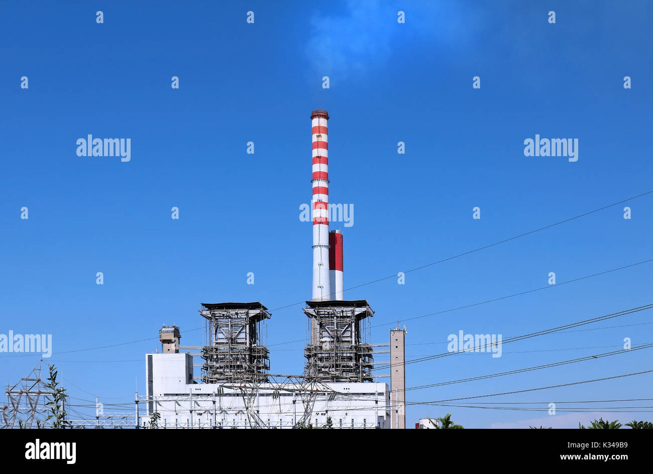 Centrali a carbone vegetale con camino con emissione di fumo bianco Foto Stock