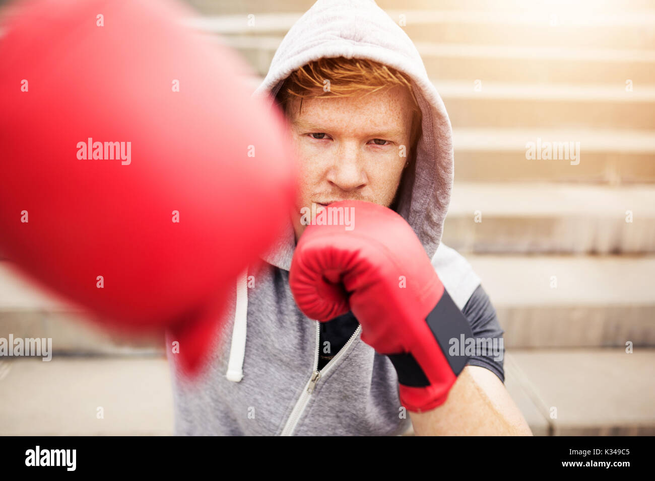 La foto di un giovane uomo sportivo boxing training. Foto Stock