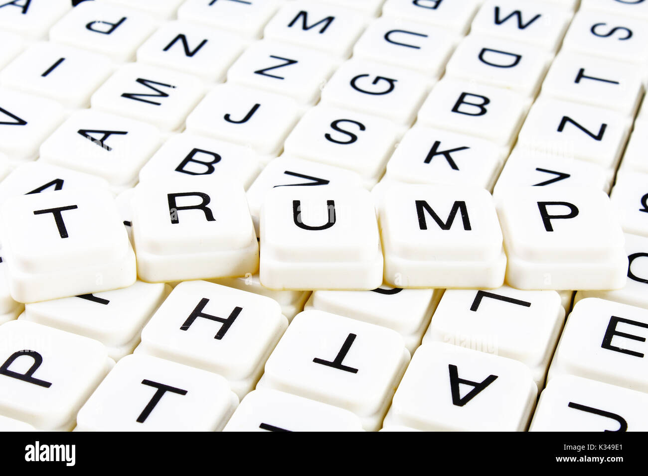 Trump testo parola cruciverba. Lettere dell'alfabeto blocchi texture di gioco dello sfondo. Foto Stock